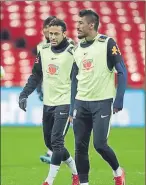  ?? FOTO: AP ?? Paulinho ayer con Neymar, será titular hoy