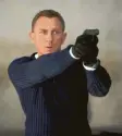  ?? Foto: MGM/dpa ?? Wann greift er endlich auf der Leinwand zur Waffe? Daniel Craig als Agent 007 in einem Trailer zum neuen Bond‰Film.