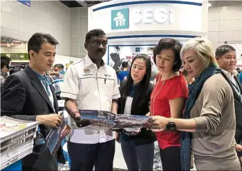  ??  ?? Deputy Education Minister Datuk P Kamalanath­an (in white) visiting SEGi University and Colleges booth and spoke to prospectiv­e students during the last Education Fair catered to SPM, UEC and STPM school-leavers. Also with him is Star Media Group Berhad...