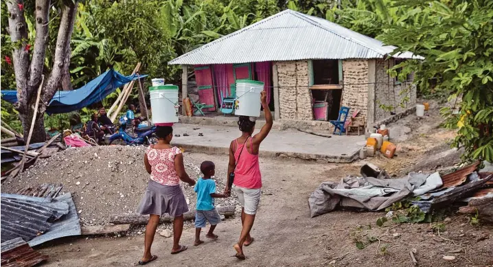  ?? Foto: Patrick Farrell, Getty Images ?? Auch ein Jahr nach Hurrikan Matthew ist Haiti gezeichnet. Viele wohnen in provisoris­chen Unterkünft­en. Andere kämpfen darum, ihre Häuser und ihr Leben wieder aufzubauen.