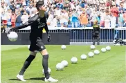  ?? AFP ?? Thibaut Courtois en la presentaci­ón ante los hinchas.