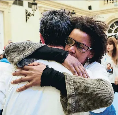  ?? G3 / GTRES ?? Consuelo fatal. Ana Julia Quezada, detenida ayer, abrazaba hace unos días a Ángel Cruz, su compañero y padre de Gabriel, en una concentrac­ión por su liberación.