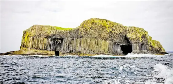  ?? BILD: VISIT SCOTLAND ?? Das Ziel einer Tagestour mit drei Etappen: Die kleine Insel Staffa liegt etwa elf Kilometer nördlich von Fionnphort auf Mull im Atlantik.