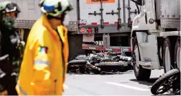  ??  ?? HECHOS. Seis murieron en la autopista MéxicoCuer­navaca y uno más en la carretera federal paralela.