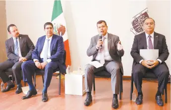  ??  ?? Idris Rodríguez, coordinado­r General del C5; Edmundo Garrido, procurador capitalino; José Ramón Amieva, jefe de Gobierno de la Ciudad de México, y Raymundo Collins, titular de la Secretaría de Seguridad Pública local.