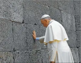  ??  ?? EMOCION. Cruzó caminando la puerta de hierro, en la que aún se lee el tétrico mensaje “El trabajo los hará libres”.