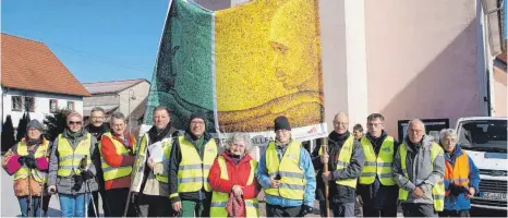  ?? FOTO: KURT EFINGER ?? Gruppe C übernahm das Hungertuch am Mittwoch in Dächingen und trug es weiter nach Unterstadi­on.