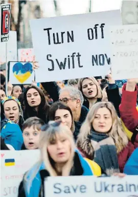  ?? TsLGA AKMEN / AFP ?? Manifestac­ió a Londres contra la invasió russa d’Ucraïna