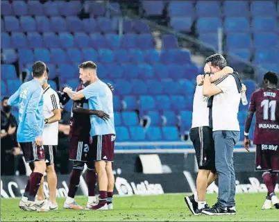  ?? ERIC ALONSO / GETTY ?? Emoción y abrazos, entre ellos el del técnico del Celta Òscar Garcia Junyent, al terminar el partido