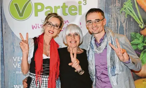  ?? Foto: Antje Meinen ?? Die Schauspiel­erinnen Isabella Hübner (links, bekannt aus der Telenovela „Sturm der Liebe“) und Barbara Rütting (Mitte) sind Mitglieder der V Partei³. Der Initiator und Bun desvorsitz­ende Roland Wegner hatte sich zuvor schon als Rückwärtsl­äufer einen...