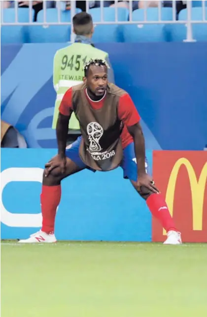  ?? DAMIÁN ARROYO ?? Kendall Waston calienta en el primer partido de la Selección Nacional, en el Estadio Samara Arena, el domingo ante Serbia. El zaguero confesó su ansiedad por debutar en el Mundial de Rusia.