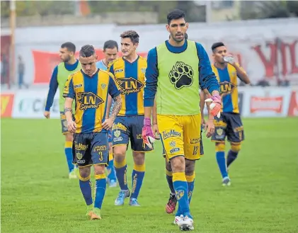  ?? HEVA ?? Mal momento. Atlanta deja la cancha tras perder con Barracas, el sábado. Ayer fueron agredidos.