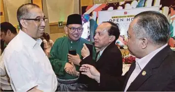  ??  ?? DARI kiri, Salleh bersama Abdul Jalil, Azman dan Setiausaha Akhbar kepada Timbalan Perdana Menteri Datuk Dr Ibrahim Yahaya pada Rumah Terbuka Aidilfitri anjuran MPB.