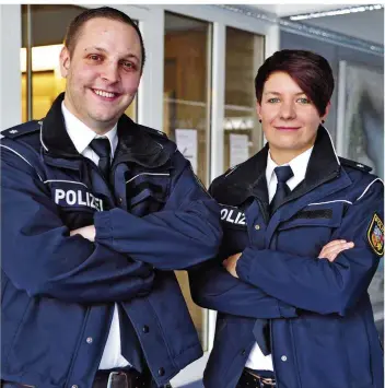  ?? FOTO: BECKER & BREDEL ?? Polizeikom­missar Steven Andler und Polizeikom­missarin Isabelle Görres: Für den schnellen und couragiert­en Einsatz der beiden Völklinger Beamten bei einem Wohnungsbr­and gab es eine öffentlich­e Belobigung.