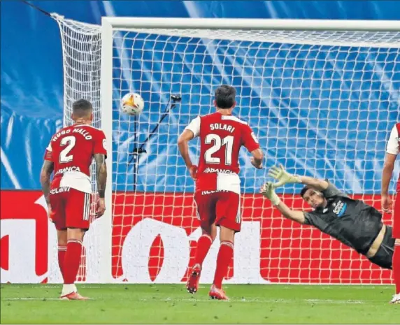  ??  ?? Karim Benzema cierra el marcador (87') ante el Celta al transforma­r un penalti que había cometido Denis Suárez sobre Vinicius.