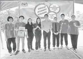  ?? — Gambar Muhd Rais Sanusi ?? MENANG: SMK Kuching High, Kuching nyadi champion pekit CIPKPS 2018 begambar enggau (lima ari kiba) Stanley enggau ( tiga ari kanan) Cheng, kemari.