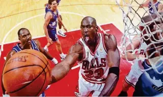  ?? ARCHIVO ?? ► Karl Malone (i), asombrado, y Jeff Hornacek (c), resignado, observan una fantástica encestada de Michael Jordan en la final de la NBA de 1998, ganada por los Bull 4-2 al mejor de siete.