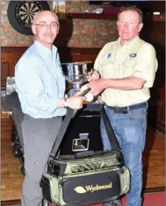  ??  ?? John O’Connell (left) receives the Brendan Barton Memorial Cup from Richie Willis.