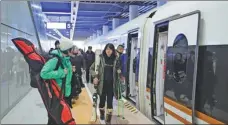  ?? XINHUA ?? Passengers board the high-speed train to Chongli in January, when ski equipment of any size was permitted as luggage.