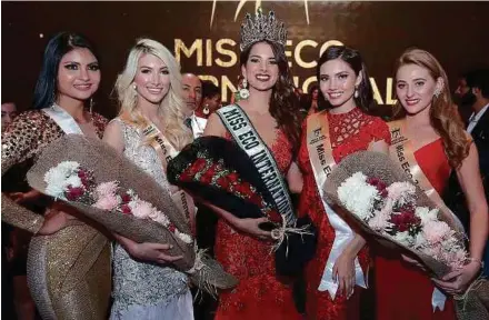  ?? (Foto AGENSI) ?? Amy Nur Tinie (kiri) bersama peserta akhir Miss Eco Internatio­nal 2019.