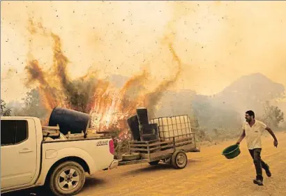  ?? ANDRE PENNER / AP ?? Un voluntario durante un incendio junto a la carretera Transpanta­nal, el pasado 11 de septiembre