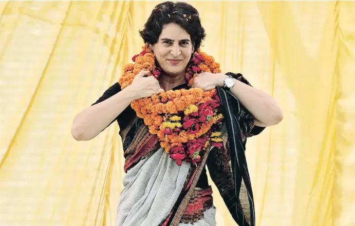  ?? PAWAN KUMAR / REUTERS ?? Priyanka Gandhi, nieta de Indira Gandhi, haciendo campaña a favor de su madre, Sonia Gandhi, en el estado de Uttar Pradesh en el 2014