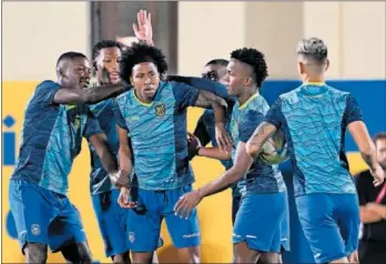  ?? ?? Los jugadores de Ecuador bromean con Angelo Preciado antes del partido contra Senegal.