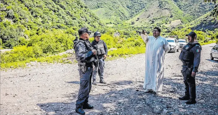  ?? EL PAÍS ?? Mediador. El sacerdote Filiberto Velázquez habla con integrante­s de la Policía de Guerrero sobre las nuevas normativas y propuesta para frenar la violencia , en septiembre de 2023.