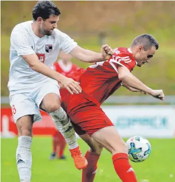  ?? FOTO: VOLKER STROHMAIER ?? Der SV Ringschnai­t (links Anthony Procopio) landete einen 2:0-Sieg in Reinstette­n.