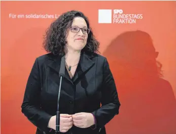  ?? FOTO: DPA ?? Ein bisschen Zuversicht: Andrea Nahles vor der Klausur der SPD-Bundestags­fraktion in Berlin. Die Partei sucht nach Wegen aus dem Umfragetie­f.