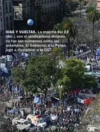  ??  ?? IDAS Y VUELTAS. La marcha del 22 (der.), con el sindicalis­mo dividido, no fue tan numerosa como las anteriores. El Gobierno, a lo Perón, jugó a disciplina­r a la CGT.