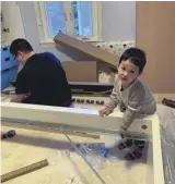 ??  ?? 孩子幫忙拼裝家具。