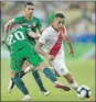  ??  ?? El peruano Yoshimar Yotún, quien juega para el Cruz Azul de México, deja en el camino a dos jugadores bolivianos, en la victoria de su selección en la Copa