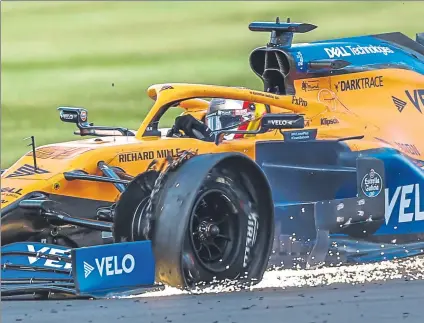  ?? FOTO: EFE ?? Sainz vio como su neumático delantero izquierdo decía ‘basta’ cuando era cuarto, tras beneficiar­se del pinchazo de Bottas