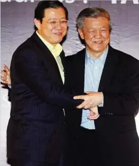  ??  ?? Light moment: Chua and Lim at the ‘Malaysian Chinese at the Political Crossroads’ debate at Berjaya Times Square yesterday.