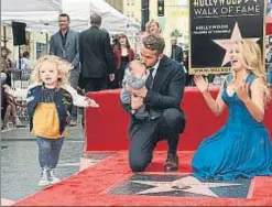  ??  ?? Ryan Reynolds con su esposa, Blake Lively, y sus dos hijas