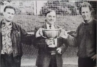  ??  ?? R ival captains Thomas O’Brien (left) of Glenview and John Young of Kilcoole United with Tommy Earls.