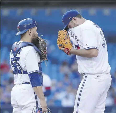  ?? TOM SZCZERBOWS­KI/GETTY IMAGES ?? There was nothing Blue Jays catcher Russell Martin could say to console starter Joe Biagini after he was shelled for seven runs by the Chicago White Sox Friday in an 11-4 Chicago victory.