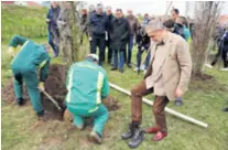  ??  ?? Gradonačel­nik se u akciji potkraj ožujka čak i preobuo iz mokasinki u gojzerice, a nakon vješta lopatanja, sve je brižno zalio vodom