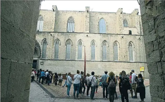  ?? XAVIER GÓMEZ / ARCHIVO ?? Visitantes de Ciutat Vella. Grupos de turistas en el Fossar de les Moreres, frente a la basílica de Santa Maria del Mar