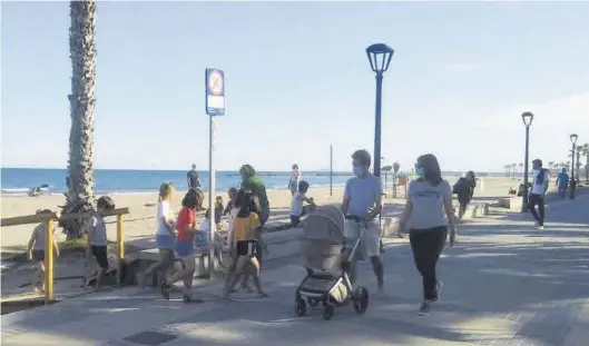  ?? EVA BELLIDO ?? Puntos de la provincia como el paseo marítimo de Benicàssim comenzaron a recibir en la tarde de ayer a los primeros visitantes de fuera de la Comunitat.