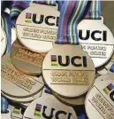  ??  ?? Ces médailles sont données aux participan­ts des Championna­ts du monde des cyclos organisés par l’UCI.