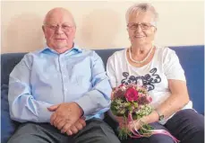  ?? FOTO: VERA STILLER ?? Hermann und Erika Kopf sind seit 60 Jahren miteinande­r verheirate­t. Das Fest der Diamantene­n Hochzeit haben sie zusammen mit ihrer großen Familie gefeiert.