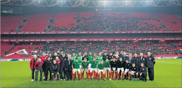  ??  ?? IRRECONOCI­BLE. Las gradas de San Mamés se mostraron desangelad­as. Los que fueron vieron un buen partido con un gran gol de cabeza de Aduriz.