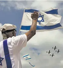  ??  ?? Celebració­n El Estado de Israel fue proclamado el 14 de mayo de 1948. La nación judía ha tenido una confrontac­ión histórica con varios países árabes de con los que tiene fronteras comunes.