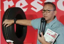  ??  ?? Philippine Allied Enterprise­s Corporatio­n AVP for sales Steven Tagle discusses the virtues of the FS100 at Firestone’s official local launch.