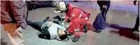  ?? ?? ▮ El lesionado fue llevado por paramédico­s de Cruz Roja al hospital para valoración médica.