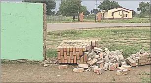  ?? (Courtesy pic) ?? The block of Langa bricks situated at the gate of KaMkhweli Primary School, that fell and seriously injured a Grade III pupil on Friday.