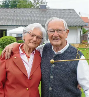  ?? Foto: Dagmar Kübler ?? Das Ehepaar Holz freut sich über 70 gemeinsame Jahre. Das von Ludwig Holz selbst gefertigte Windspiel erscheint wie ein Symbol für die langjährig­e Ehe.