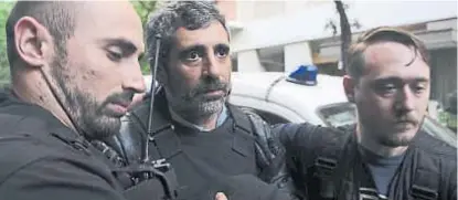  ?? (DYN) ?? Roberto Baratta. Fue a despedirse de su familia y la Policía lo esperó en la puerta.